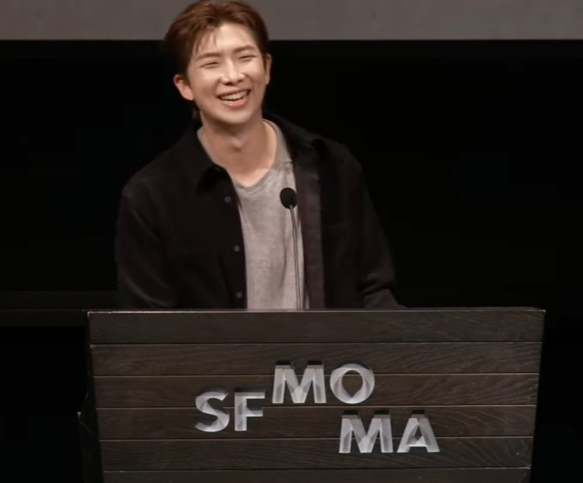 rpwp_lost's tweet photo. lo feliz que se veía joon dando su discurso, la sonrisa hermosa mi namu 💜😭😭 https://t.co/5PJoHH7Bcb