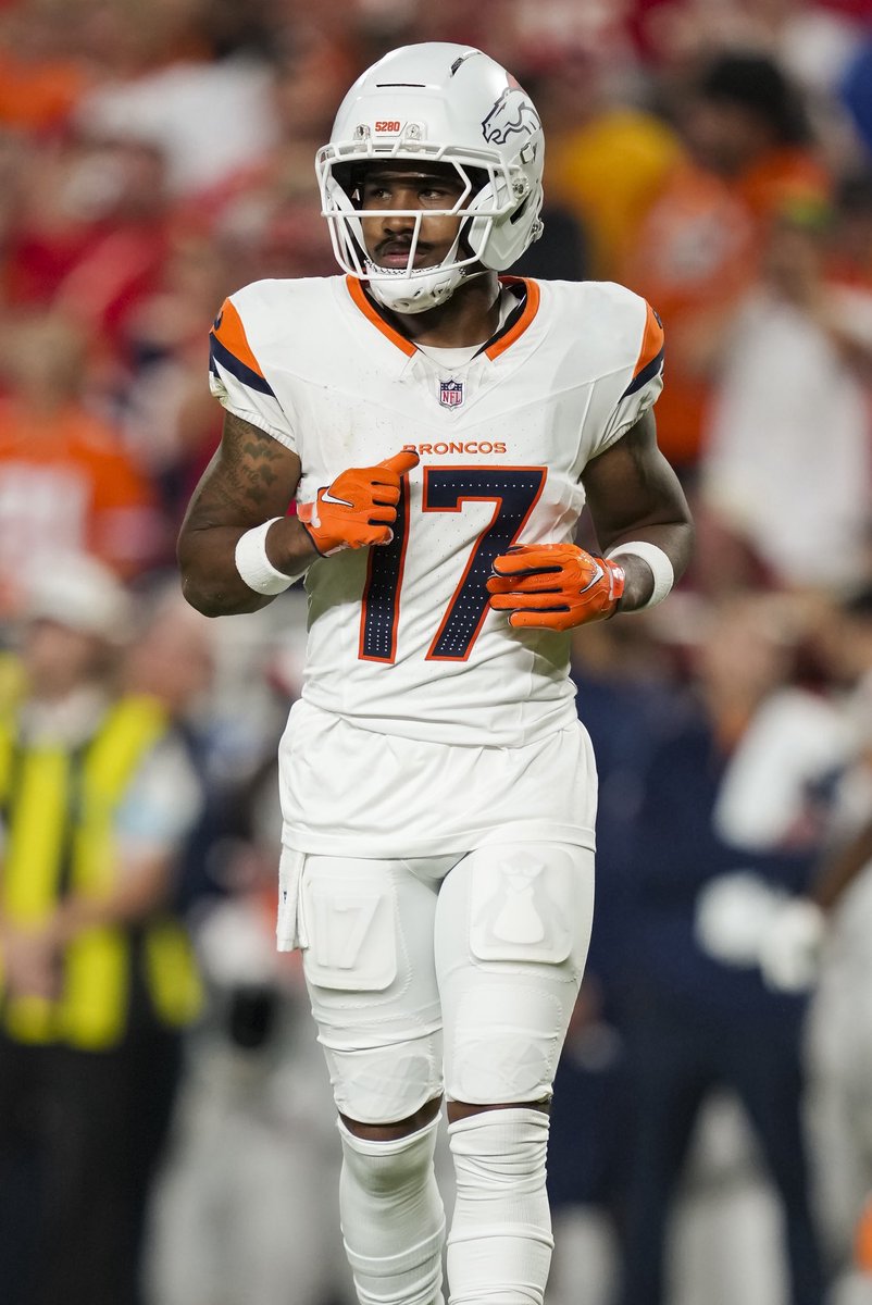 ZacStevens's tweet photo. Jaylen Waddle is okay, talking to multiple sources over the course of the last 48 hours.

If there was any player the Broncos would take extra caution with, it’s Waddle.

Additionally, according to a source, “there’s nothing wrong” with Jaylen. https://t.co/eFaUrJ5Btc