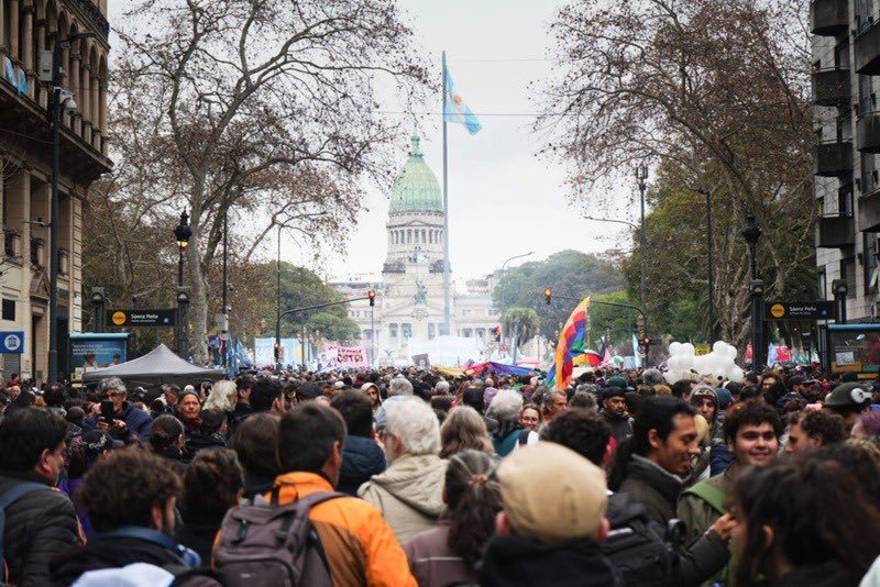 Vsiley's tweet photo. LA CORTE SUPREMA CONTRA LA SOBERANÍA: EL SERVILISMO DE LA MAFIA JUDICIAL FRENTE AL DNU 70/23 DE MILEI

La Corte Suprema de Justicia de la Nación volvió a darle la espalda al Pueblo argentino y a la soberanía nacional. Al negar la legitimación colectiva del CECIM y revocar la sentencia de la Cámara Federal de La Plata que frenaba la derogación de la Ley de Tierras, el máximo tribunal dejó nuevamente en pie el artículo 154 del DNU 70/23, entregando la protección de nuestro territorio al capital extranjero.

Lo más grave no es solo lo que resolvió, sino lo que vuelve a eludir: tras los antecedentes de "La Rioja" y "Rizzo", la Corte esquiva cobardemente el debate de fondo y se niega a declarar la inconstitucionalidad del decreto DNU 70/23 de Javier Milei.

Escudándose en supuestas faltas de "caso" o "legitimación", los cortesanos prefieren el escondite procesal antes que ejercer su deber constitucional de ponerle un límite al Poder Ejecutivo.

Con esta decisión, la Corte no actúa como un poder independiente, sino como un engranaje más al servicio del saqueo de los recursos naturales. Mientras el pueblo defiende la Patria en las calles, la justicia firma la entrega del suelo nacional de un plumazo.

#LaPatriaNoSeVende