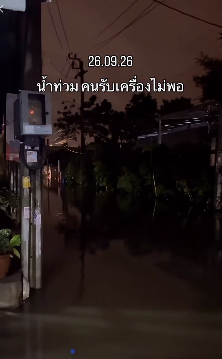RonallChersan's tweet photo. 🛩️ วันน้ำท่วมใหญ่ “แอร์เอเชีย” ใช้วิธีแก้ปัญหาด้วยการส่งพนักงานภาคพื้นดินจากต่างจังหวัด บินไฟลท์เช้าสุดเข้ากรุงเทพฯ ซึ่งจริงๆสายการบินมีการนำเครื่องบินไปนอนค้างที่ ตจว.เช่นภูเก็ต เพื่อทำไฟลท์เช้าสุดอยู่แล้ว 

🌅มีคลิปพนักงานเช็คอินเบสภูเก็ต บินเช้ามาทำงานช่วยทีมที่กรุงเทพ แล้วก็บินกลับค่ำ

นอกจากนี้ฝ่ายภาคพื้นก็สู้ชีวิตนะ ฝ่าน้ำออกมา บางแผนกคนมาไม่ถึงครึ่งแต่ก็ยังสามารถรับเครื่อง-ปล่อยเครื่องได้