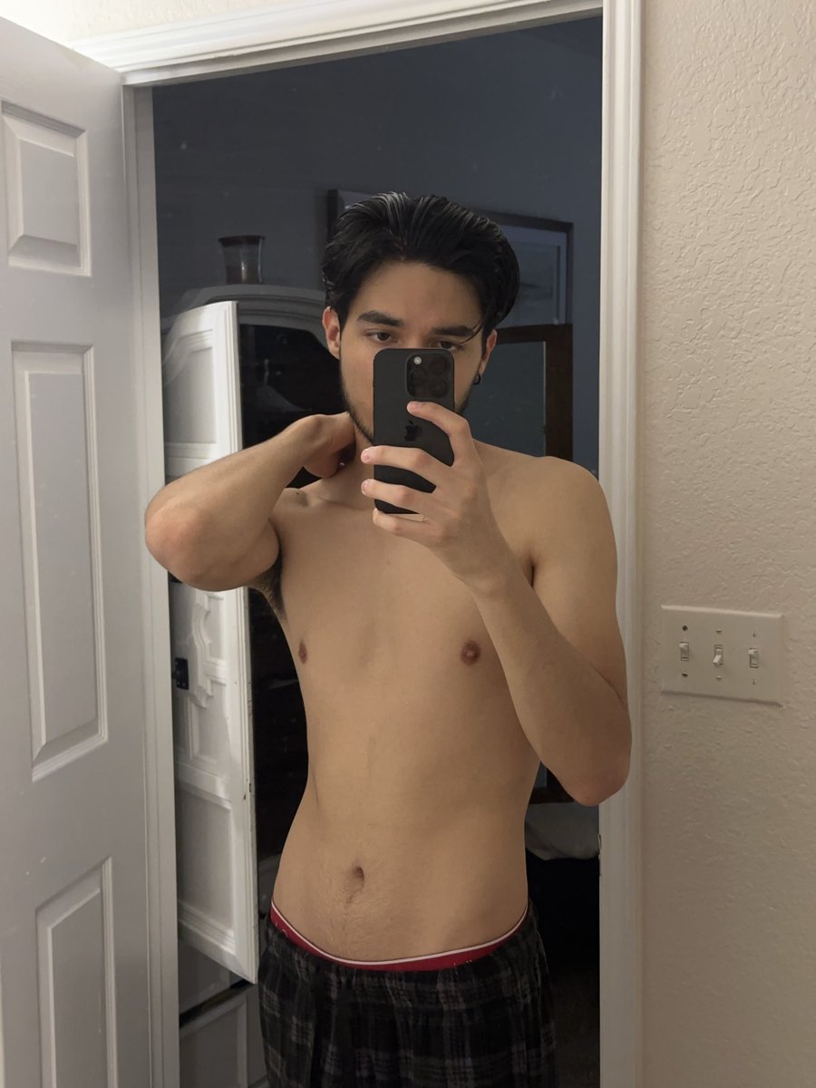 visionslover's tweet photo. I’m tired of this twink body https://t.co/yHBl19sqGb