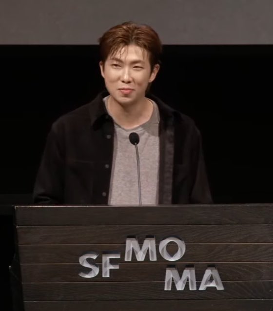sugamihoney's tweet photo. LA CARITA DE FELICIDAD DE NAMJOON POR ABRIR SU PRIMERA EXHIBICIÓN DE ARTE, CURADA Y CREADA POR EL, HABLEMOS DE IMPACTO 😭💜

RM X SFMOMA
#RMxSFMOMA
#ExhibitionCuratedByRM
#RMArtExhibition https://t.co/PTgoIAhJFr