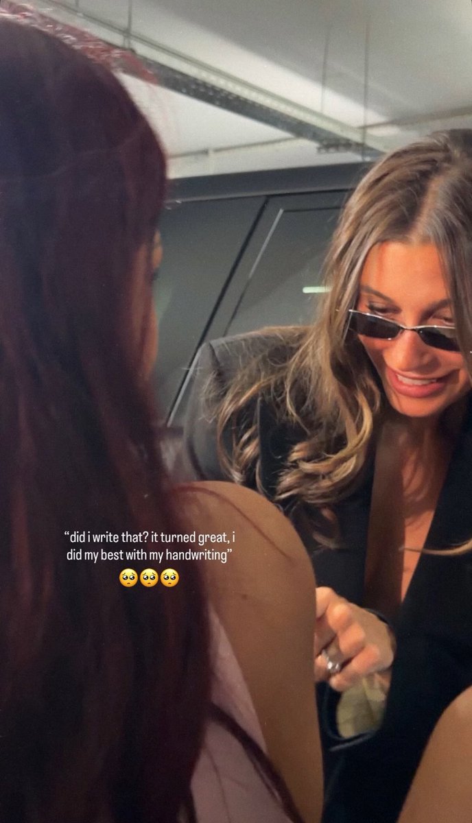 haileybieberbrs's tweet photo. Hailey Bieber com fã ao chegar no Hôtel de Crillon em Paris, França. (29 de setembro) https://t.co/yps6X4v6ar