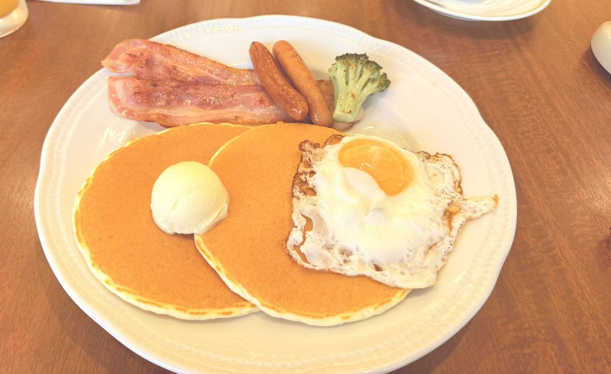 love_Orfevre358's tweet photo. 朝ロイホは最高だ！
深夜のロイホが大好きだったが、これからはモーニングロイホかもしれん。
モーニングのお供は『前川國男邸復元工事報告書』 https://t.co/3tqTpb83Vj
