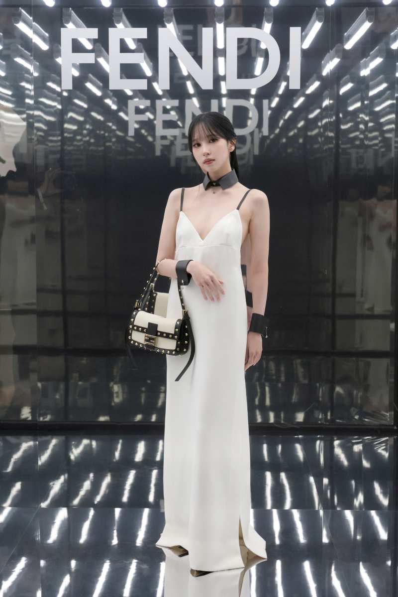 voisjp's tweet photo. TWICE・MINA、美しさ開放　純白キャミドレス姿でフェンディのショーに出席
FENDI Spring/Summer 2027 Show
https://t.co/lJrwbB7CZ9 https://t.co/M6V6c3z9zk