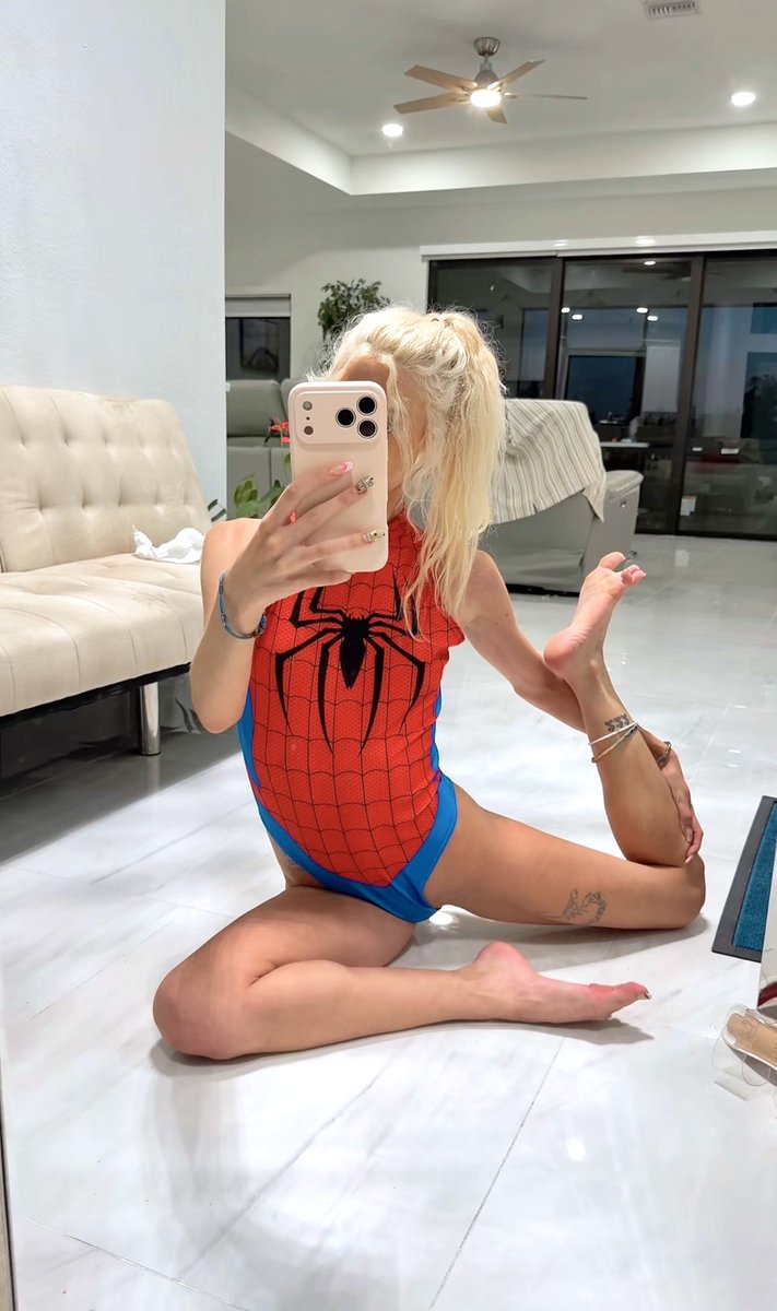 kennaandersonnn's tweet photo. feet this perfect should be illegal lol. go ahead, stare... i know you want to 😌
#feet #soles #toes #heels #thepose https://t.co/2CBKsqz94G