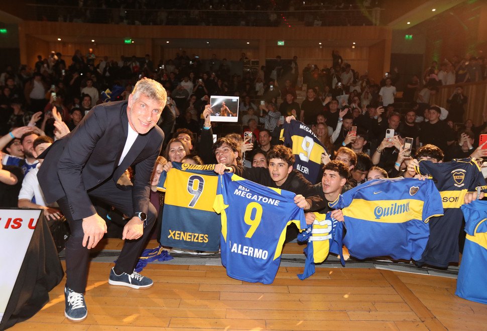 la12tuittera's tweet photo. 💙💛💙"Lo que hiciste por #Boca no se olvida en la vida". #El9DeBoca https://t.co/hQNO3KBJEl