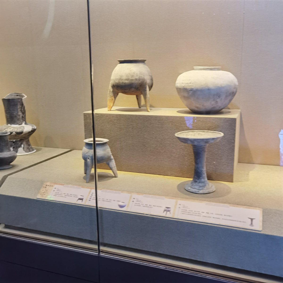 wangpotato2's tweet photo. This week, we proudly exhibit a unique set of cultural relics: an ancient匦缸, well-preserved and a true treasure of history, alongside other items that tell the story of our ancestors’ lives—every匦, every缸, carries a heartwarming tale that links our past to today. https://t.co/PUffReoEZI