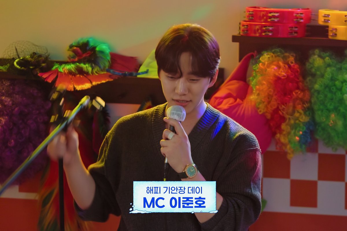 NetflixKR's tweet photo. 한겨울 대관령도 직원들의 빛나는 팀워크로 따뜻하네요.

<대환장 기안장> 시즌2, 2주 차도 절찬 영업 중. https://t.co/84FjpCeqWF