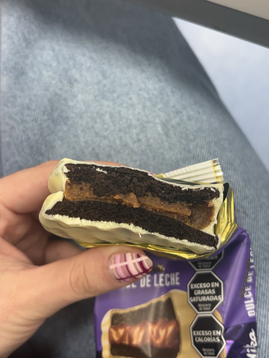 cataIrc's tweet photo. como catadora de alfajores profesional: si vas a poner q tiene SÚPER dulce de leche tiene q traer más, bastante mid, es rico pero sigo prefiriendo el milka oreo
7.75/10 re específico no https://t.co/qHc1z2V9xx
