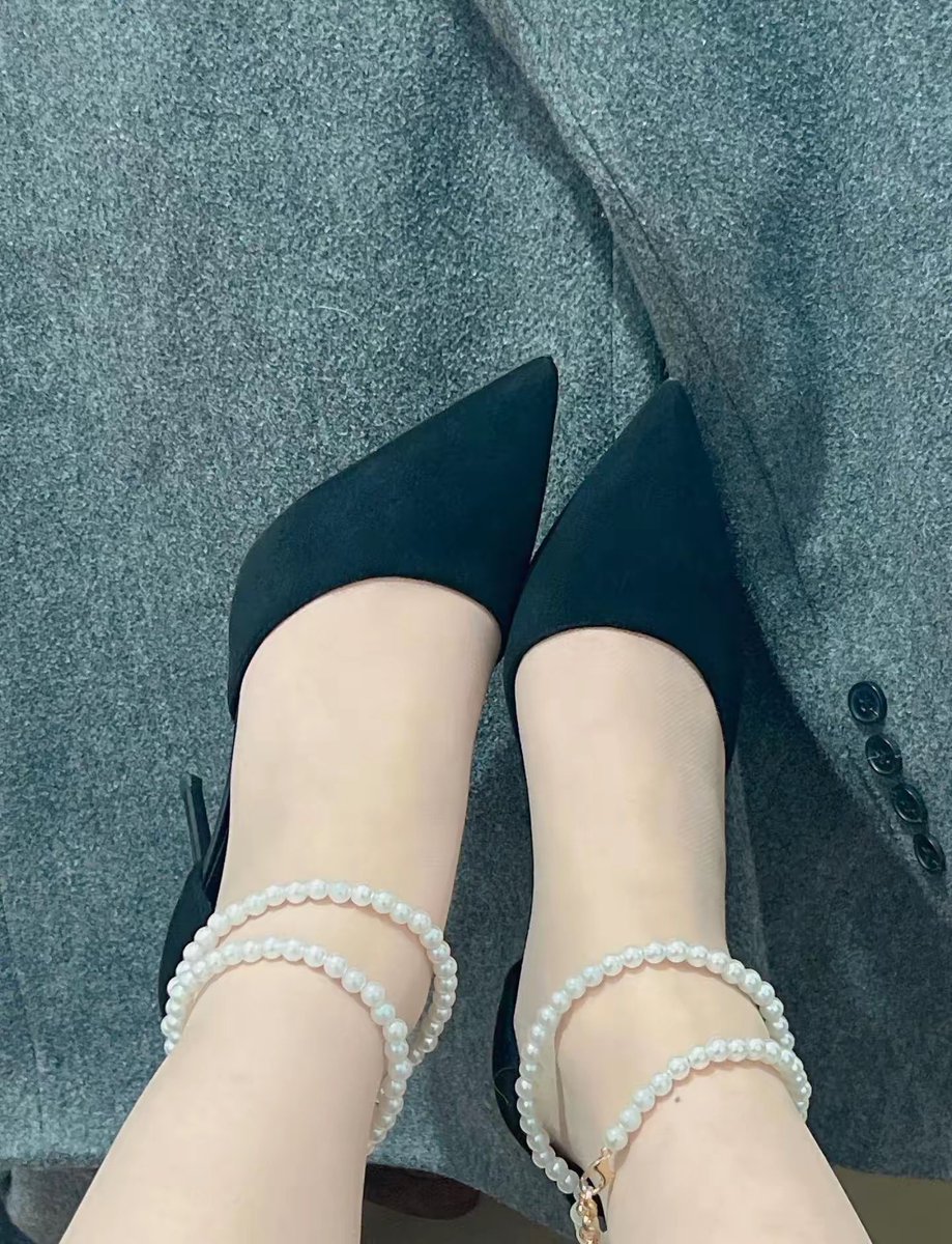 Gaogenxie1986's tweet photo. 昨晚等儿子写完作业，和他聊了一会天。
我问他，是不是喜欢高跟鞋？
他低着头不说话。
我改变了问题，是不是喜欢妈妈穿高跟鞋？
他抬起头看着我，点了点头。
我摸了一下他的头，夸他的审美不错。和他一起看了鞋柜里我的高跟鞋，他说最喜欢看我穿这双带珍珠的黑色高跟鞋。 https://t.co/2jSFzHAcDH