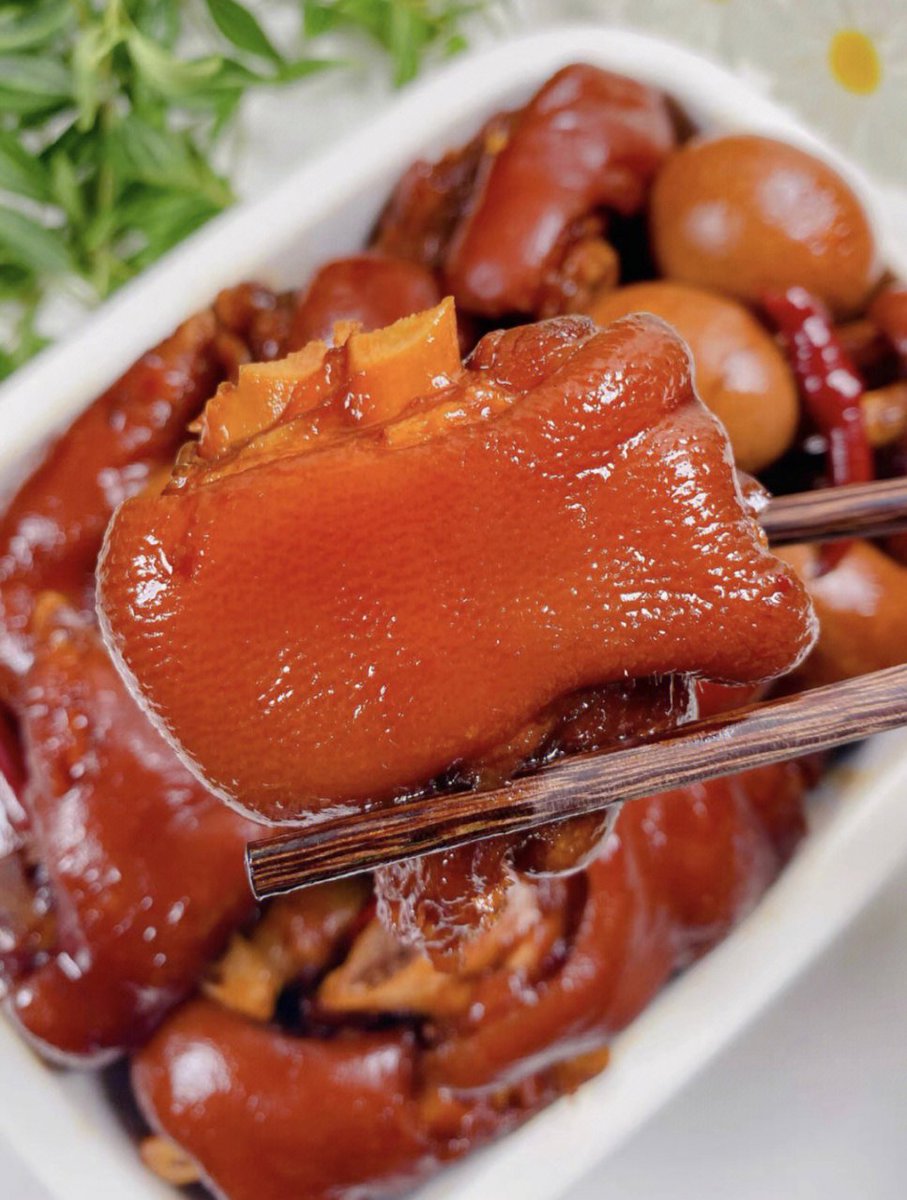 beacon_kim2_9b5's tweet photo. The fresh pork tendon is twisted and glossy, looking super appetizing.， https://t.co/kWwrlxWQCc