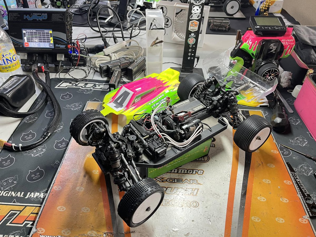 TRITONTECTRO's tweet photo. 私自身も、とりおんバッテリーが使用できるとあって、
新設された4WDストック21.5TクラスにMO3.0で参戦してきました。

パワーの無い21.5Tを使用とあって、駆動をとにかく軽く、そしてとある配線コード、ベアリング、ESCを使用し程よい速さになりました。
そのうち登場すると思いますのでご期待。 https://t.co/GnJVLU68d9