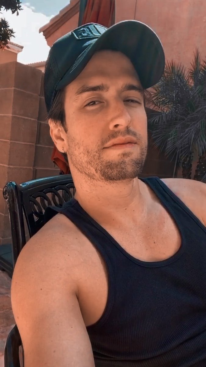 katiboo24's tweet photo. This man is the king of side eye https://t.co/TX7ur5JCxH