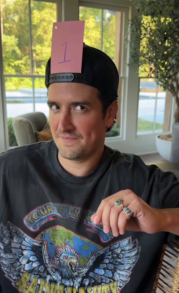 katiboo24's tweet photo. This man is the king of side eye https://t.co/TX7ur5JCxH
