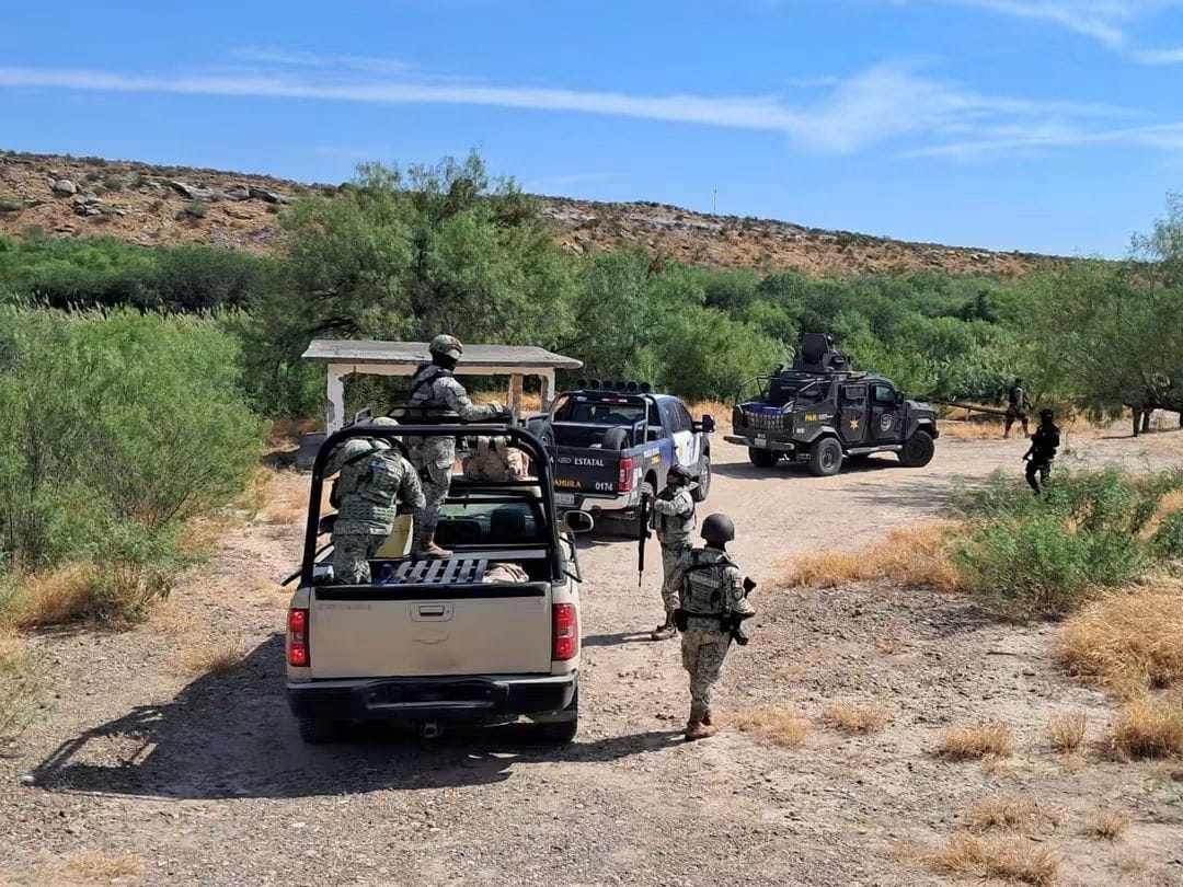 pnortemx's tweet photo. REFUERZAN SEGURIDAD EN COAHUILA CON OPERATIVOS PERMANENTES DE FUERZAS ESTATALES, FEDERALES Y MUNICIPALES

COAHUILA.- Fuerzas estatales, federales y municipales mantienen operativos coordinados de vigilancia en Coahuila, como parte de las acciones implementadas para reforzar la seguridad en la entidad.

La Secretaría de Seguridad Pública del Estado informó que los despliegues se realizan de manera permanente, tanto de día como de noche, con la participación de elementos de las distintas corporaciones.

De acuerdo con la dependencia, la coordinación entre los tres órdenes de gobierno forma parte de la estrategia de Blindaje de Coahuila, mediante la cual se mantiene presencia de las fuerzas de seguridad en el territorio estatal.

Punto Norte MX
Primero confirmar. Después informar.

#Coahuila #Seguridad #BlindajeDeCoahuila #PuntoNorteMX