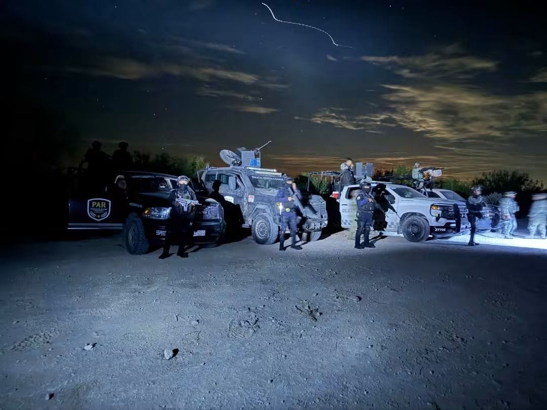 pnortemx's tweet photo. REFUERZAN SEGURIDAD EN COAHUILA CON OPERATIVOS PERMANENTES DE FUERZAS ESTATALES, FEDERALES Y MUNICIPALES

COAHUILA.- Fuerzas estatales, federales y municipales mantienen operativos coordinados de vigilancia en Coahuila, como parte de las acciones implementadas para reforzar la seguridad en la entidad.

La Secretaría de Seguridad Pública del Estado informó que los despliegues se realizan de manera permanente, tanto de día como de noche, con la participación de elementos de las distintas corporaciones.

De acuerdo con la dependencia, la coordinación entre los tres órdenes de gobierno forma parte de la estrategia de Blindaje de Coahuila, mediante la cual se mantiene presencia de las fuerzas de seguridad en el territorio estatal.

Punto Norte MX
Primero confirmar. Después informar.

#Coahuila #Seguridad #BlindajeDeCoahuila #PuntoNorteMX