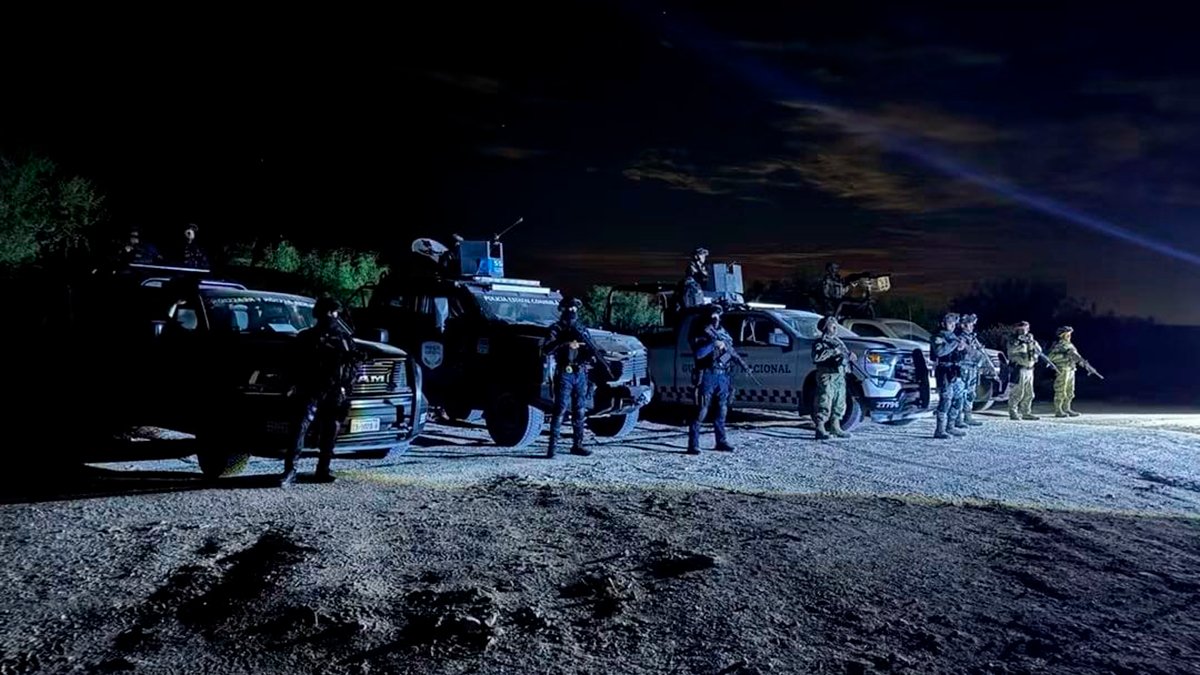 pnortemx's tweet photo. REFUERZAN SEGURIDAD EN COAHUILA CON OPERATIVOS PERMANENTES DE FUERZAS ESTATALES, FEDERALES Y MUNICIPALES

COAHUILA.- Fuerzas estatales, federales y municipales mantienen operativos coordinados de vigilancia en Coahuila, como parte de las acciones implementadas para reforzar la seguridad en la entidad.

La Secretaría de Seguridad Pública del Estado informó que los despliegues se realizan de manera permanente, tanto de día como de noche, con la participación de elementos de las distintas corporaciones.

De acuerdo con la dependencia, la coordinación entre los tres órdenes de gobierno forma parte de la estrategia de Blindaje de Coahuila, mediante la cual se mantiene presencia de las fuerzas de seguridad en el territorio estatal.

Punto Norte MX
Primero confirmar. Después informar.

#Coahuila #Seguridad #BlindajeDeCoahuila #PuntoNorteMX
