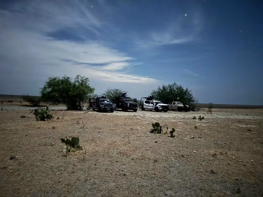 pnortemx's tweet photo. REFUERZAN SEGURIDAD EN COAHUILA CON OPERATIVOS PERMANENTES DE FUERZAS ESTATALES, FEDERALES Y MUNICIPALES

COAHUILA.- Fuerzas estatales, federales y municipales mantienen operativos coordinados de vigilancia en Coahuila, como parte de las acciones implementadas para reforzar la seguridad en la entidad.

La Secretaría de Seguridad Pública del Estado informó que los despliegues se realizan de manera permanente, tanto de día como de noche, con la participación de elementos de las distintas corporaciones.

De acuerdo con la dependencia, la coordinación entre los tres órdenes de gobierno forma parte de la estrategia de Blindaje de Coahuila, mediante la cual se mantiene presencia de las fuerzas de seguridad en el territorio estatal.

Punto Norte MX
Primero confirmar. Después informar.

#Coahuila #Seguridad #BlindajeDeCoahuila #PuntoNorteMX