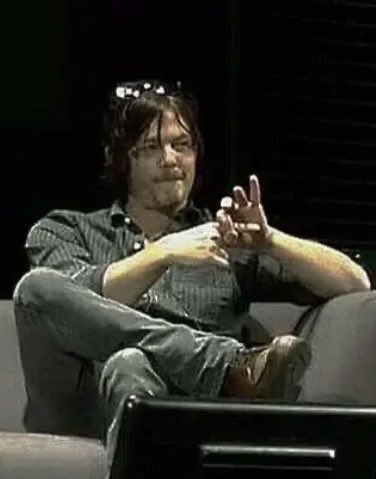 Roisnot0k's tweet photo. oh he has a favorite gesture I see https://t.co/9PcnT18kcz