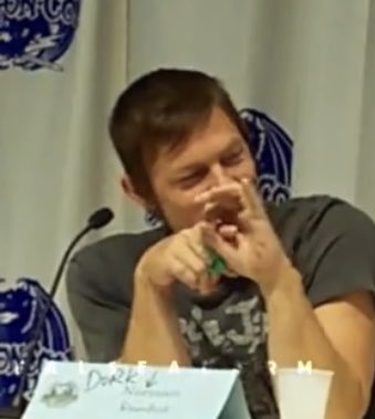 Roisnot0k's tweet photo. oh he has a favorite gesture I see https://t.co/9PcnT18kcz