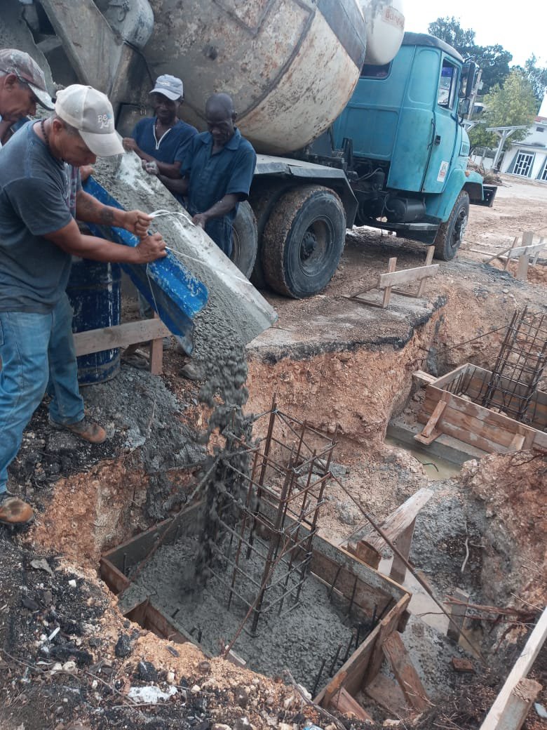 BernardoCa3872's tweet photo. La UEB Brigada Constructora 1 Civil continua avanzando en el proceso de hormigonado  en la electrosolinera de PALCO PLATOS DE LOS MÓDULO 6 Y 8 https://t.co/dsFHDBfjcz