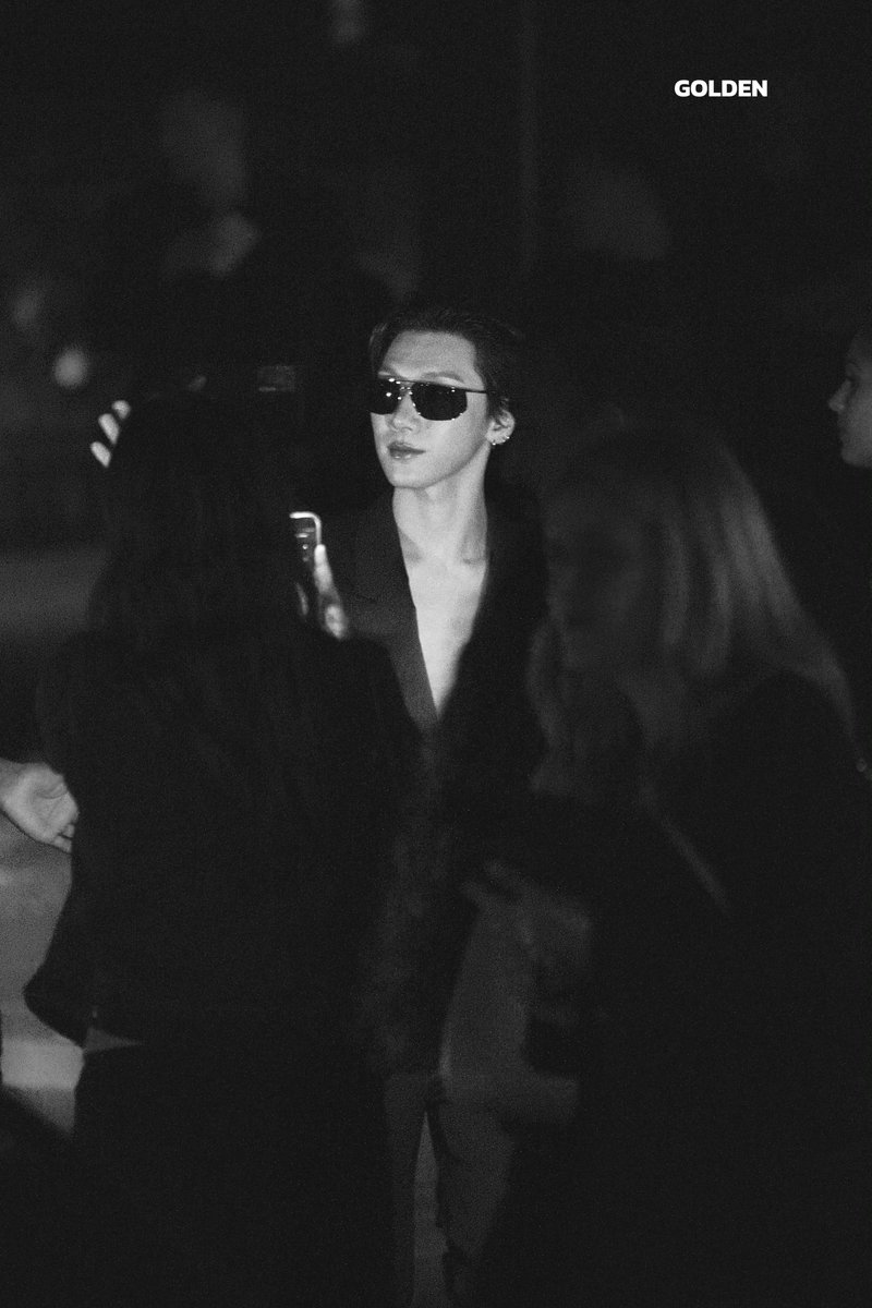 misskloss_1001's tweet photo. Ten has that insane star quality

cr: Golden_0227
TEN AT SAINT LAURENT SUMMER27 
#TENforYSLPFW27
#SaintLaurentxTEN #TEN https://t.co/fa74krpI5u