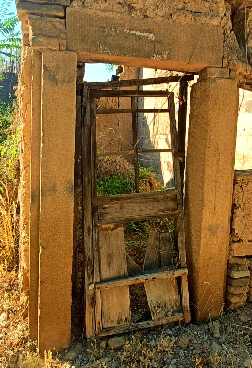 PamungkasPrya's tweet photo. [The broken fence by the grave yard is all the remaining memory of our old home.]， https://t.co/KoqSDBPb5r