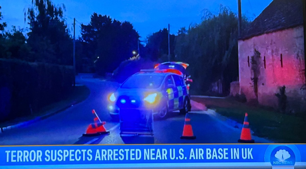 Englishfortrain's tweet photo. 🇺🇸 NBC使える英語｜Vol.39

🚨 terror suspect
＝ テロ容疑者

suspect は「疑う」だけでなく、名詞では 容疑者。
terror suspect で「テロへの関与を疑われている人物」。

📰 Terror suspects arrested near U.S. air base in UK.

#英語学習 #ニュース英語 #英語表現 #NBCNews https://t.co/FVmJHXede4