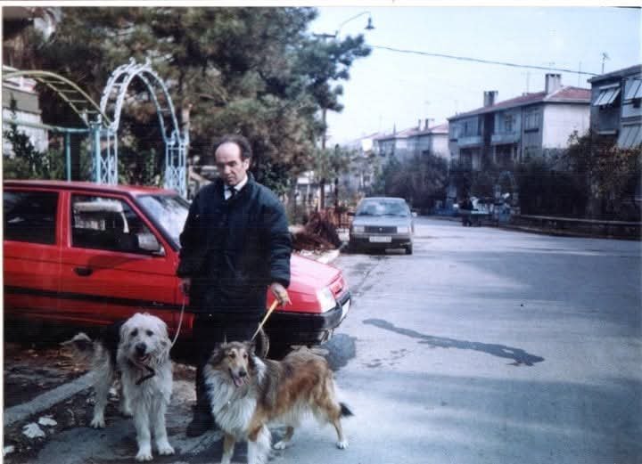 kitapcierdem's tweet photo. Bahçelievler Örnek Sitesi sene 1993
Nazmi amcanın köpekleri Lucky ve Lassie. Ne kızdırırdık Lucky'i ne kovalardı bizi. Lassie acayip cana yakın bir köpekti. Az mı gezmeye çıkardım onu. Hey gidi günler. https://t.co/ku4nfCS8Cj