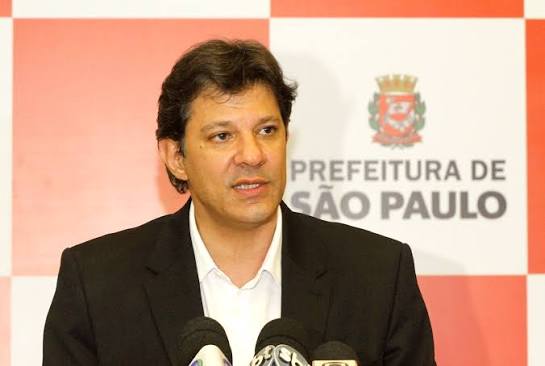 historia_pensar's tweet photo. Uma grande manifestação tomou as ruas de São Paulo em 31 de outubro de 2013. Indignados contra o projeto de IPTU progressivo anunciando por Fernando Haddad, os manifestantes ocuparam a Avenida Paulista e iniciaram uma marcha até a casa do prefeito

Os manifestantes entoavam palavras de ordem como “Fora Haddad”, “Fora PT” e carregavam uma grande faixa onde se lia “reduziram R$ 0,20 e aumentaram o IPTU” — referência à decisão da prefeitura de revogar o aumento de 20 centavos das tarifas do transporte público, que havia dado origem às manifestações de junho de 2013.

A frase, entretanto, escondia um equívoco colossal. O projeto de Haddad previa a isenção ou redução do imposto para a grande maioria dos domicílios residenciais da cidade. A taxa seria adequada ao tamanho e ao valor do imóvel — isso é, proprietários de residências grandes e bem valorizadas pagariam proporcionalmente mais do que imóveis pequenos e de baixo valor.

A imprensa levou a cabo uma verdadeira campanha de desinformação, distorcendo de tal modo o conteúdo do projeto que até mesmo moradores da periferia que seriam beneficiados com a diminuição ou isenção da taxa ficaram contra a proposta.

O projeto de IPTU progressivo de Haddad é o tema do artigo de hoje para o @operamundi. Confira o texto no link: 

https://t.co/TyCxvjUjQN