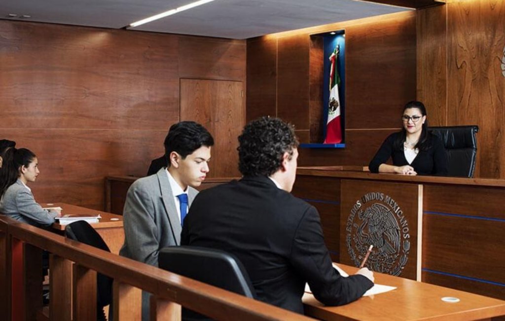 TitanFiscal's tweet photo. ⚖️ OJO CON ESTA JURISPRUDENCIA EN EL JUICIO ORAL PENAL.
Si un testigo declaró durante la investigación y fallece antes del juicio, el Ministerio Público no puede limitarse a leer su entrevista ante el Tribunal.
👤 Debe intervenir un testigo de acreditación, normalmente quien recabó la entrevista, para que la defensa pueda cuestionar su autenticidad y fiabilidad.
❌ Si se omite este requisito, la prueba debe excluirse.
🚨 Y un punto importante: la omisión constituye NULIDAD ABSOLUTA y no se convalida, aunque la defensa no se haya opuesto en ese momento.
📚 Contradicción de Criterios 53/2026
📄 Registro digital de la ejecutoria: 34261
⚖️ Jurisprudencia https://t.co/9g01rbAR6B. J/18 P (12a.)
📌 Registro digital: 2032660
Obligatoria para los órganos jurisdiccionales de la Región Centro-Norte, en términos del artículo 217 de la Ley de Amparo.
⚖️ En juicio oral no sólo importa qué información se presenta como prueba, sino también la forma en que se incorpora.
#DerechoPenal #JuicioOral #Jurisprudencia