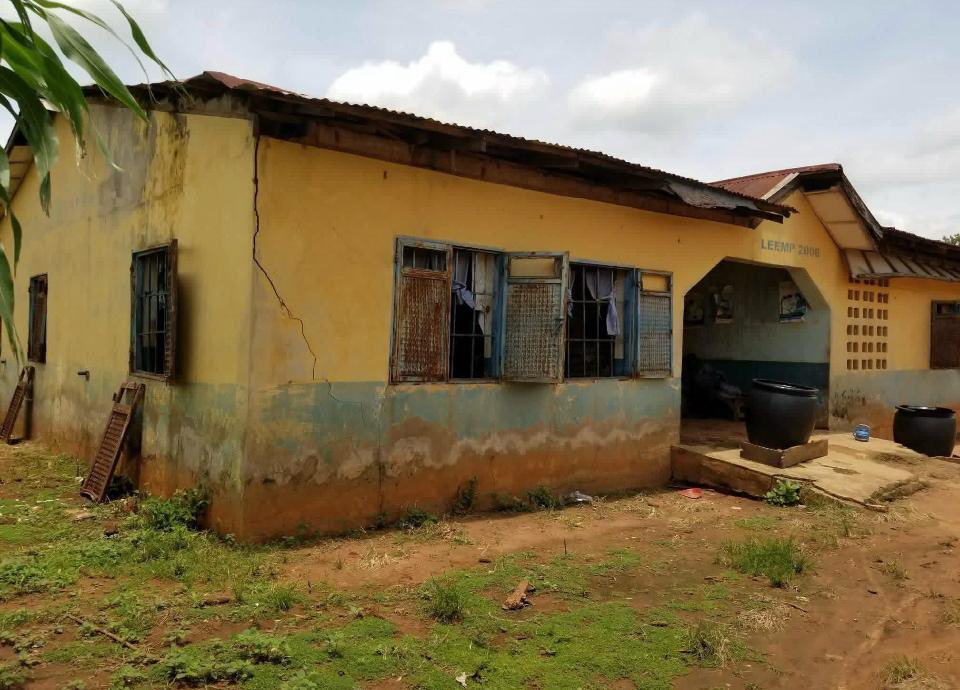 monitng's tweet photo. EXPOSED!!!

Attn, Governor @HonBago & Honourable Minister @muhammadpate 

The only Primary Health Care facilities serving the people of Kusogi, Bokani Ward, Mokwa LGA, Niger State, are in a deplorable condition. 

This is not just a building in poor condition; it is a healthcare crisis affecting real families every day.

Pregnant women, children, elderly people and other vulnerable residents are being forced to live with the consequences of inadequate healthcare infrastructure. When someone falls seriously ill or a child needs urgent medical attention, families may have to travel long distances in search of treatment. For people already struggling to survive, the cost of transportation, consultation, medication and treatment in private hospitals can be beyond their means.

This is why a functional PHC is not a luxury. It is a necessity.

Residents should not have to choose between seeking medical care and feeding their families. They should not have to watch their loved ones suffer because the only healthcare facility available to them has been allowed to deteriorate.

Niger State receives billions of naira through statutory allocations from the Federation Account, while significant resources have also been committed to healthcare interventions at both state and federal levels. Yet the condition of this facility raises a serious question about follow-up and accountability.

Government interventions should not end when funds are released or projects are announced. There must be proper monitoring to ensure that the intended communities actually benefit. Authorities must inspect projects on the ground, identify facilities that remain unfinished or unusable, and ensure that contractors and implementing agencies deliver what was promised.

I am therefore calling on the Niger State Government, the Niger State Primary Health Care Development Agency, the Ministry of Primary Health Care and Mokwa Local Government authorities to urgently visit Kusogi, assess the situation and take concrete steps to rehabilitate and properly equip this PHC.

Federal interventions should also be followed up to ensure that the people they were designed to serve are actually benefiting.

The people of Kusogi deserve access to safe, functional and affordable healthcare.

Please act. Do not wait for this situation to become another preventable tragedy.

#FixOurPHCs @Ibnwalee @Gates_Nigeria @Fmohnigeria