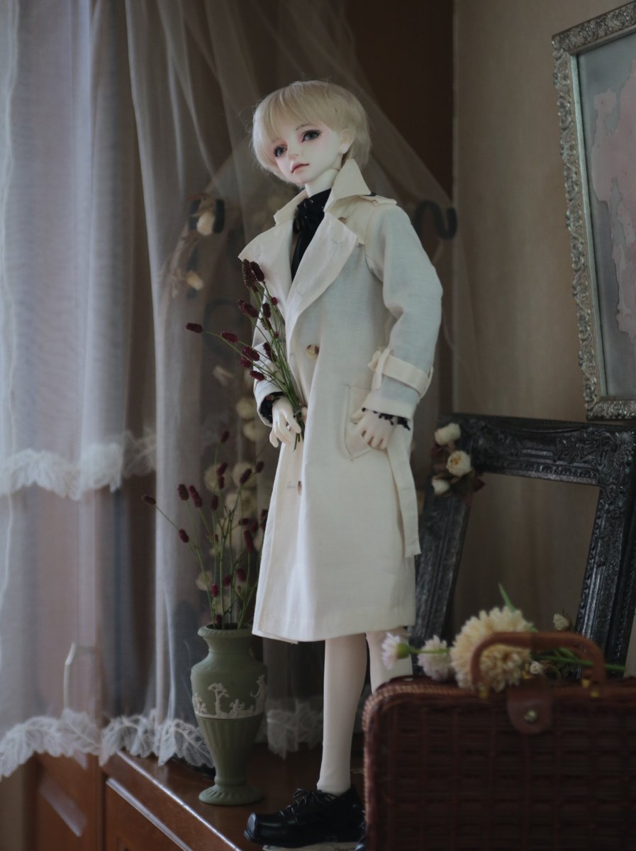 Robede_Rosarium's tweet photo. おはようございます♬.・*
今朝はクリス君と
体格がSDGrに近いですね
ゆとりを少なくした5thトワル
腰の箱ポケットは手や物が入ります
ボタンの大きさも2種類にしてみました
(捨てる服からとったボタンがサイズを見る役に立ってる)
良い一日を🌿
#おはドル
#LITTLEMONICA https://t.co/QGs5yh7KCc