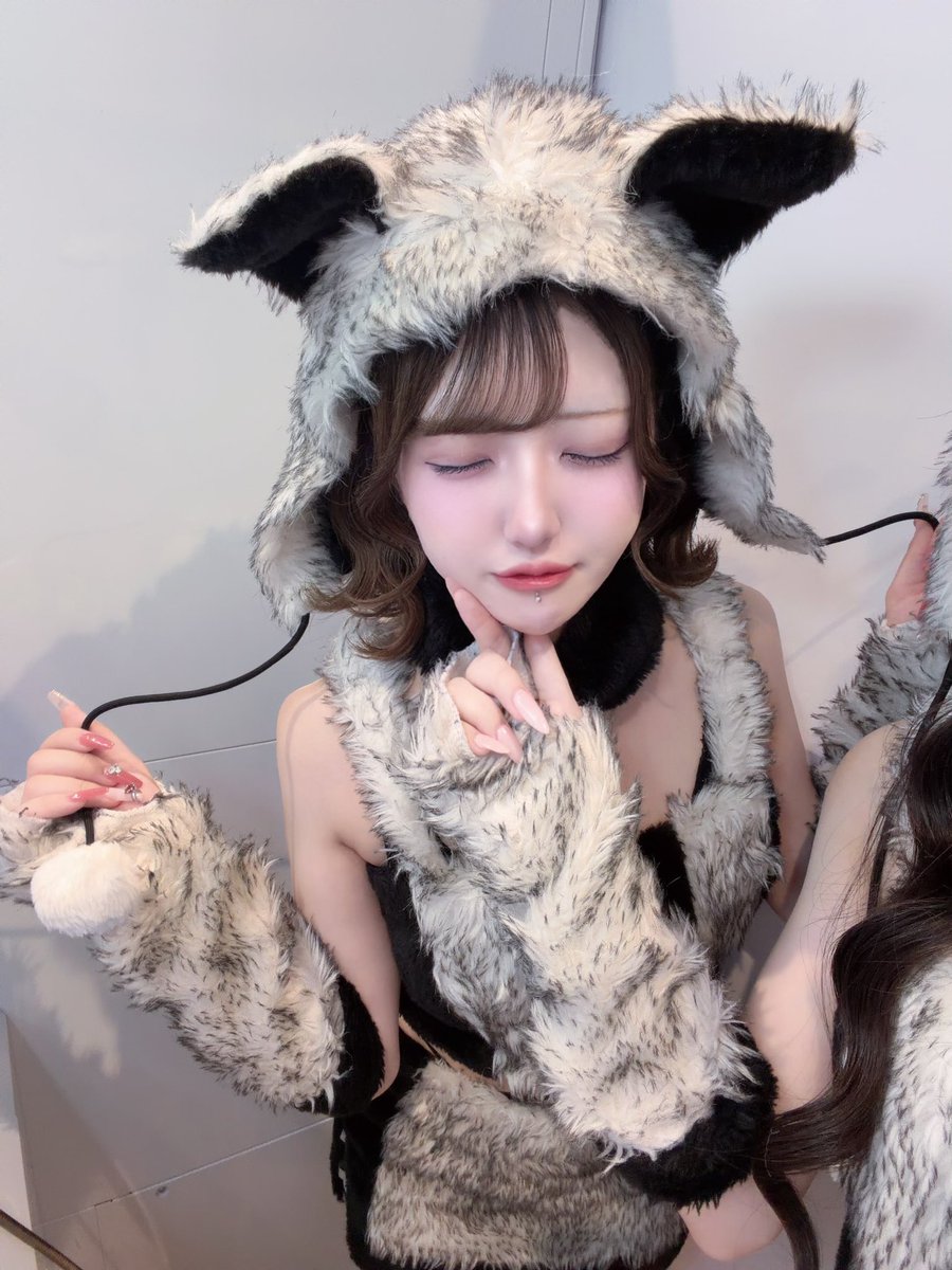 rluxzz_'s tweet photo. ずっと着たかったウルフしたฅ^•Д•^ฅ🩶
#コンカフェ #コンカフェ嬢 #自撮り界隈 #いいね返し https://t.co/0ZUQivEJ0S