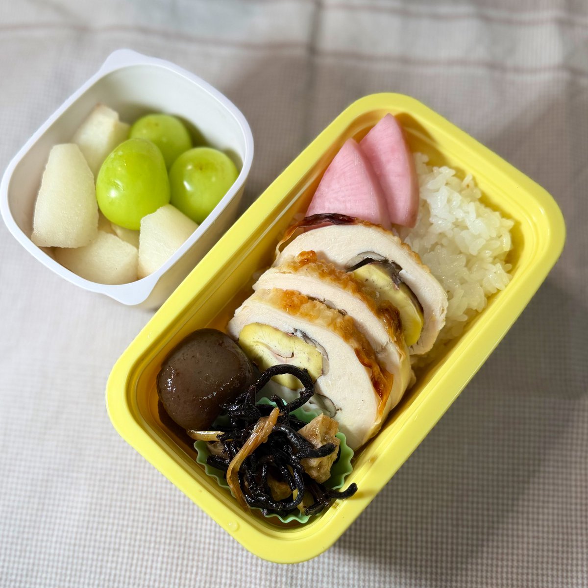ogiwaka's tweet photo. 今日も雨模様

今日の子どものお弁当は

なつひめ
栗とキノコの鶏ロール
玉こんにゃく
温海かぶ
ネギひじき

シャインマスカット
梨（産直あぐりより） https://t.co/W9ulYK6YRO