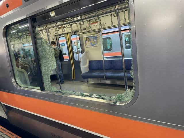 mayuhappy831's tweet photo. 電車の窓に石を投げ入れて破る事件まで発生。移民との共生は絶対に不可能です https://t.co/YZCNyEkwIZ