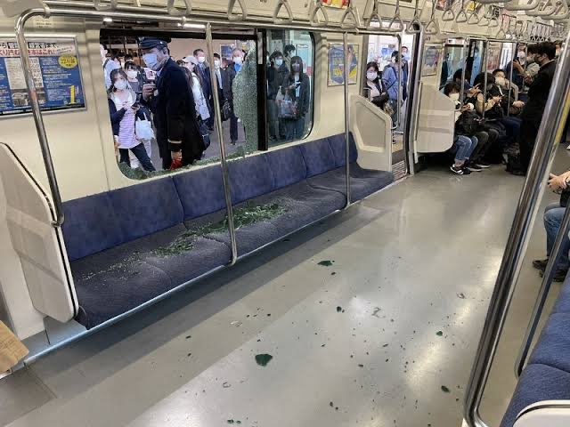 mayuhappy831's tweet photo. 電車の窓に石を投げ入れて破る事件まで発生。移民との共生は絶対に不可能です https://t.co/YZCNyEkwIZ