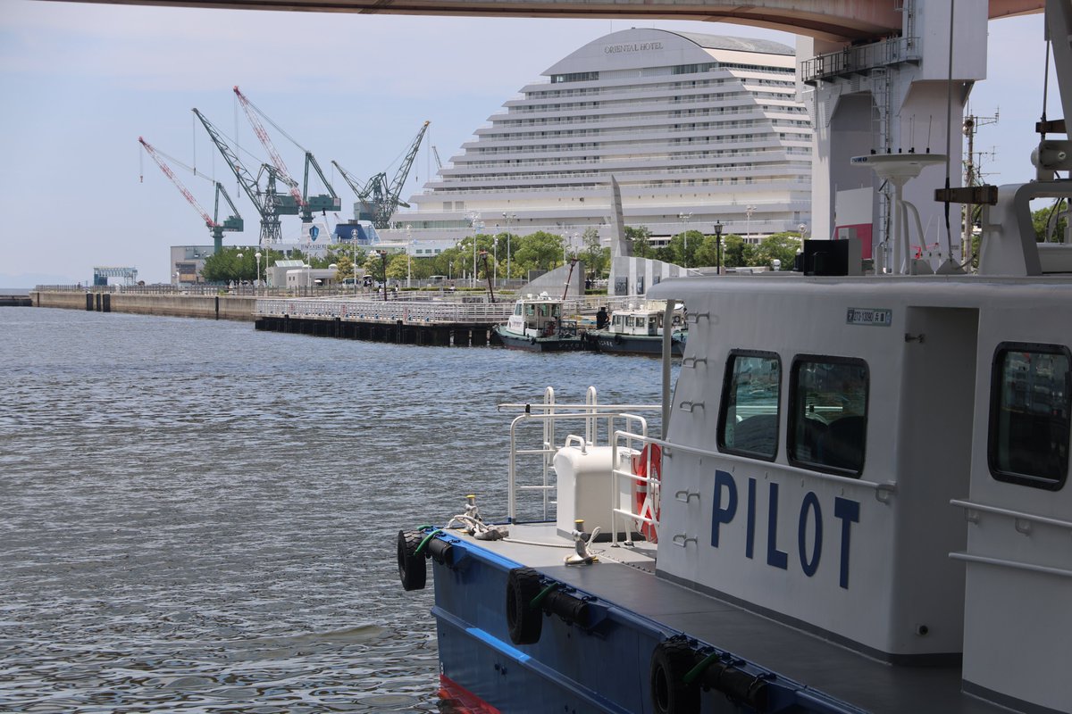 kobekoho's tweet photo. PILOT？なぜパイロット？
って思った、そこのあなた。

パイロットとは港などに出入りする
大型船を安全に導く"水先人"のこと💁

これで神戸港に不慣れな船長も安心…
こうして港の安全は守られています😊

#スイスイ水曜日
#いつしかの神戸港
#本日もよろしくお願いします https://t.co/Be8mmlJ0k1