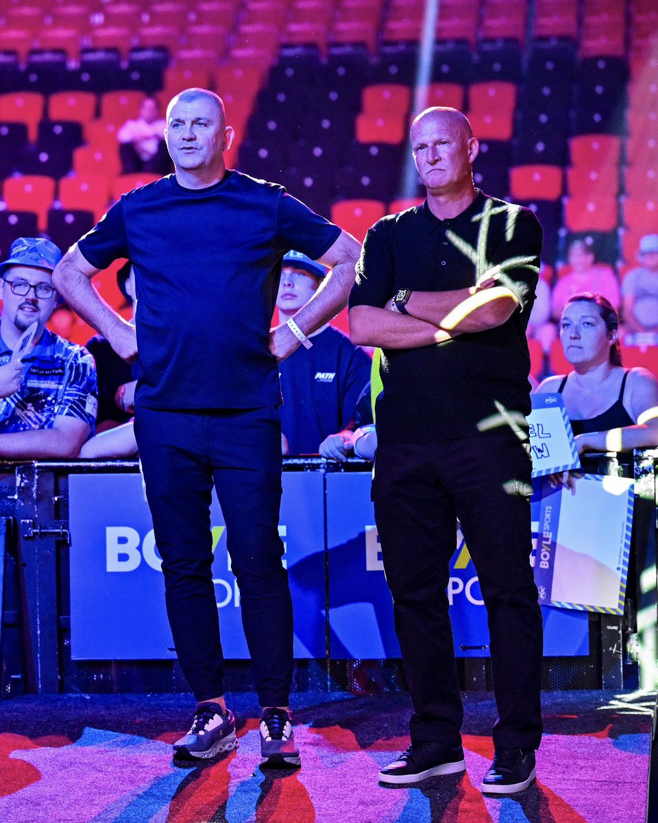 LUFC's tweet photo. 🎯 A night at the darts for our #LUFC legends! @BoyleSports https://t.co/DJSU1ZQehW