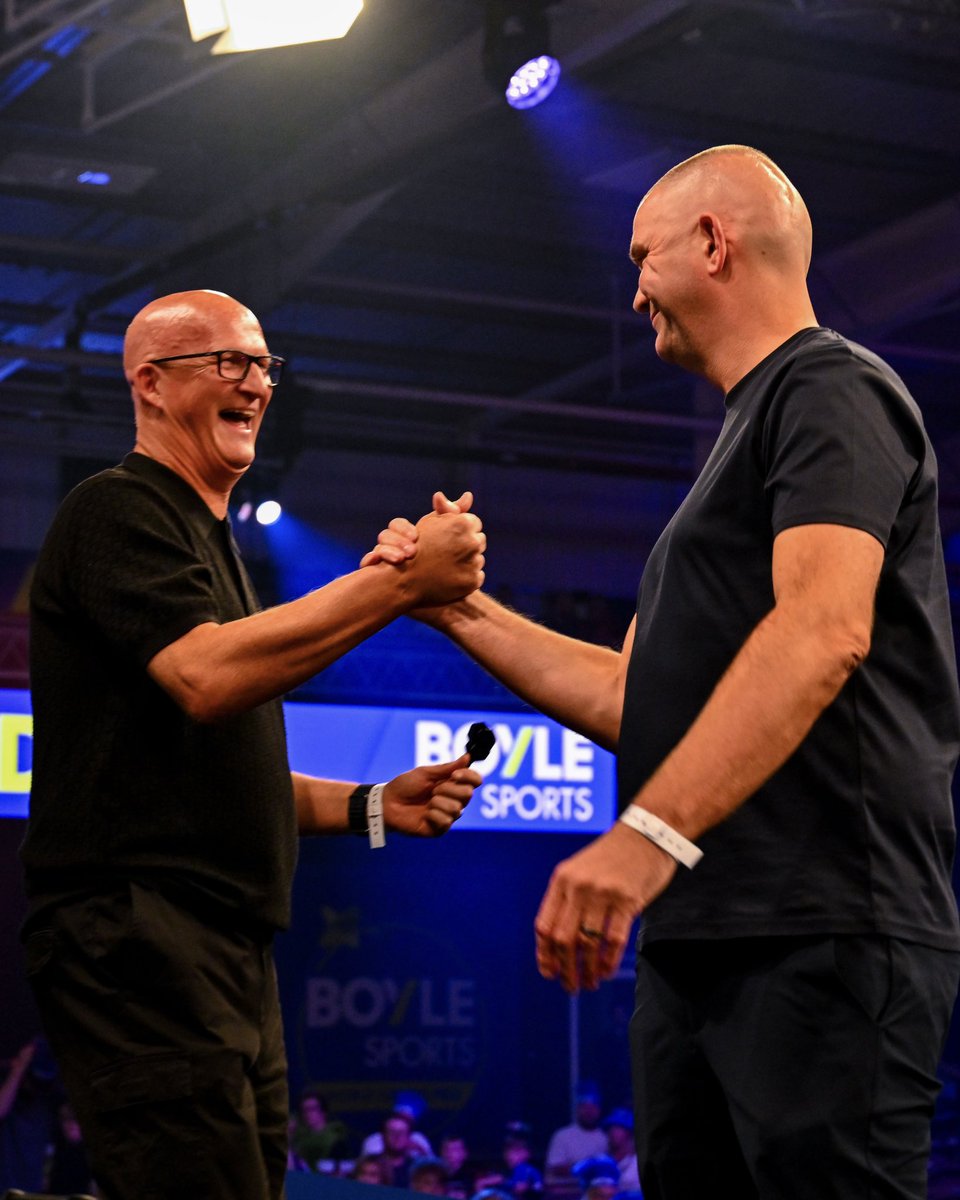LUFC's tweet photo. 🎯 A night at the darts for our #LUFC legends! @BoyleSports https://t.co/DJSU1ZQehW