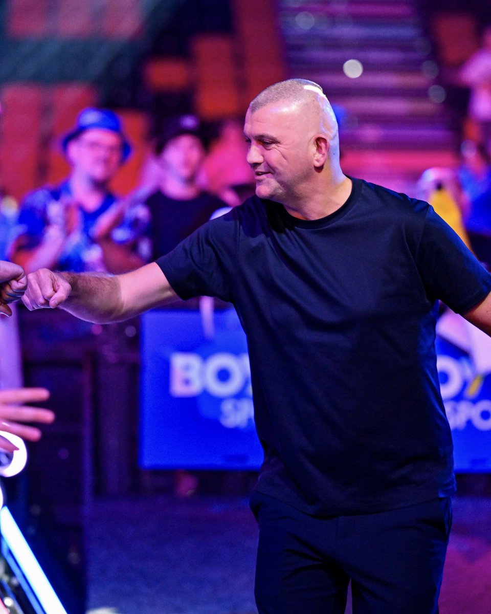 LUFC's tweet photo. 🎯 A night at the darts for our #LUFC legends! @BoyleSports https://t.co/DJSU1ZQehW