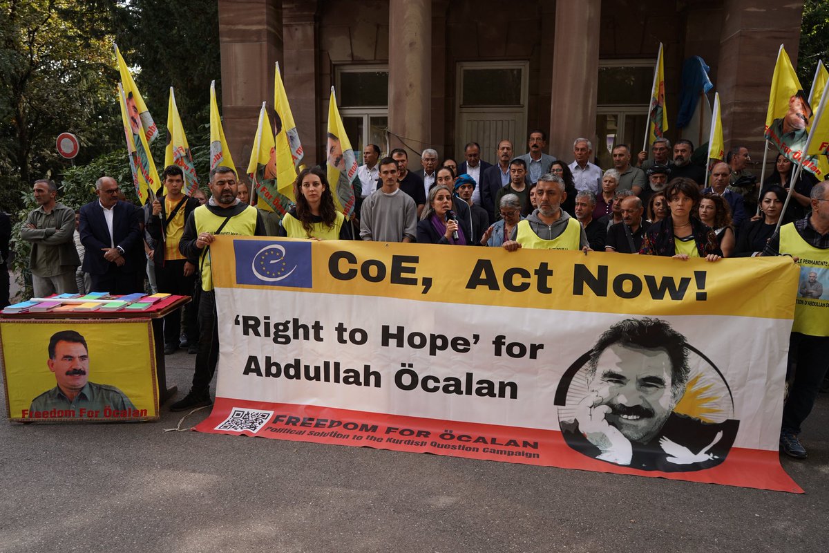 BD_3636's tweet photo. 📌Avrupa Konseyi Parlamenter Meclisi oturumlarının sürdüğü Strasbourg’da, Kürt Halk Önderi Abdullah Öcalan’a “Umut Hakkı” tanınması talebiyle Avrupa Konseyi önünde basın açıklaması. https://t.co/Gav09sHsbH