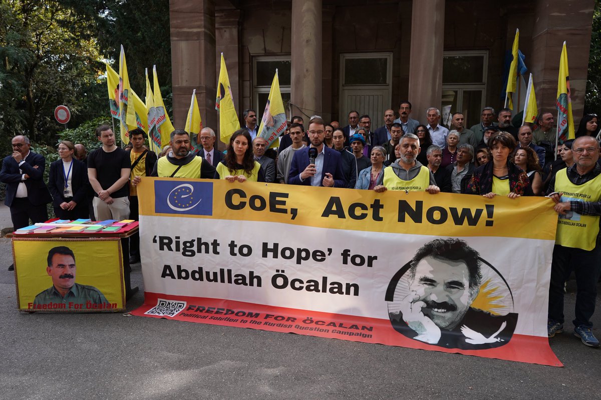 BD_3636's tweet photo. 📌Avrupa Konseyi Parlamenter Meclisi oturumlarının sürdüğü Strasbourg’da, Kürt Halk Önderi Abdullah Öcalan’a “Umut Hakkı” tanınması talebiyle Avrupa Konseyi önünde basın açıklaması. https://t.co/Gav09sHsbH