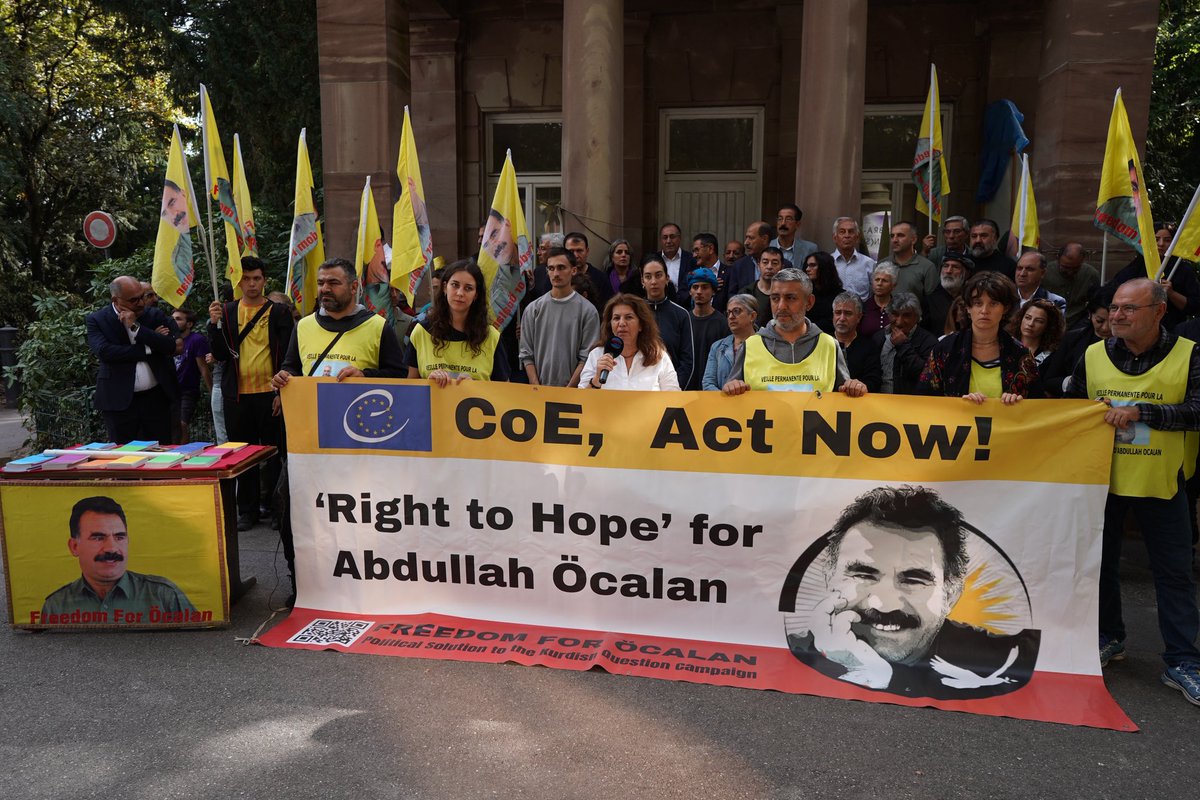 BD_3636's tweet photo. 📌Avrupa Konseyi Parlamenter Meclisi oturumlarının sürdüğü Strasbourg’da, Kürt Halk Önderi Abdullah Öcalan’a “Umut Hakkı” tanınması talebiyle Avrupa Konseyi önünde basın açıklaması. https://t.co/Gav09sHsbH