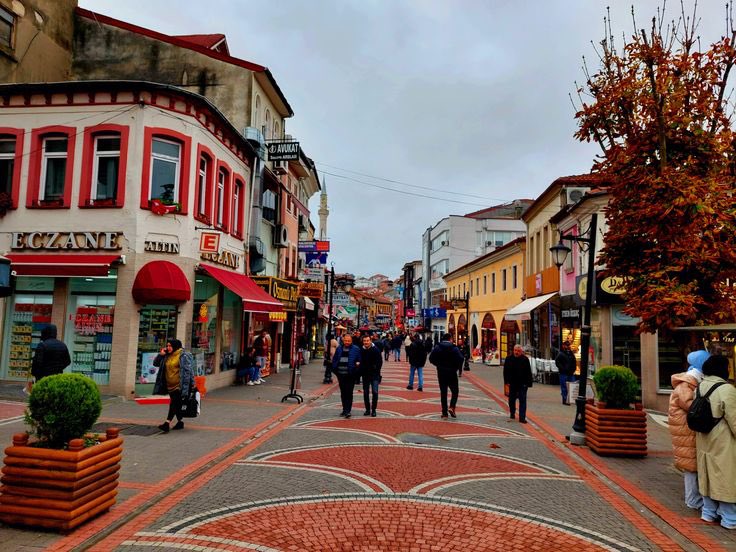 HakkindaBartin's tweet photo. Bartın’da yarın beklenen kuvvetli rüzgar nedeniyle 60 kilogram altındaki kişiler yürümekte zorlanabilir. https://t.co/MiJgtxTxzM