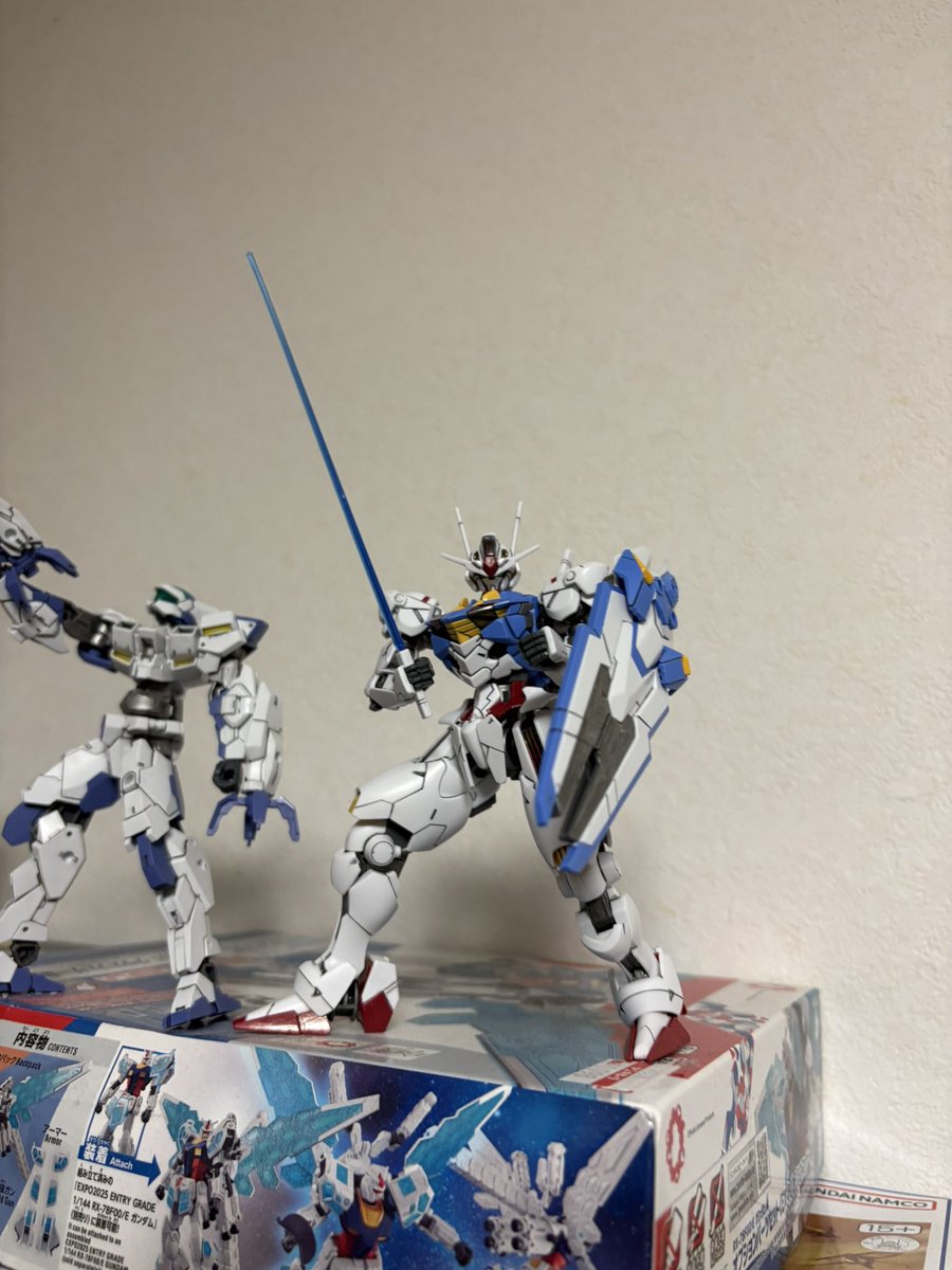 Satz1970's tweet photo. エアリアル完成！盾が絶品ですね。
シールを使うか散々悩みましたが成型色が表面処理するだけでめちゃ良かったのでそっと貼りました〜。（笑）
足裏は設定通り塗り分けしてます。
見えないところにこだわるのも一興。 https://t.co/vhhOr53JrT