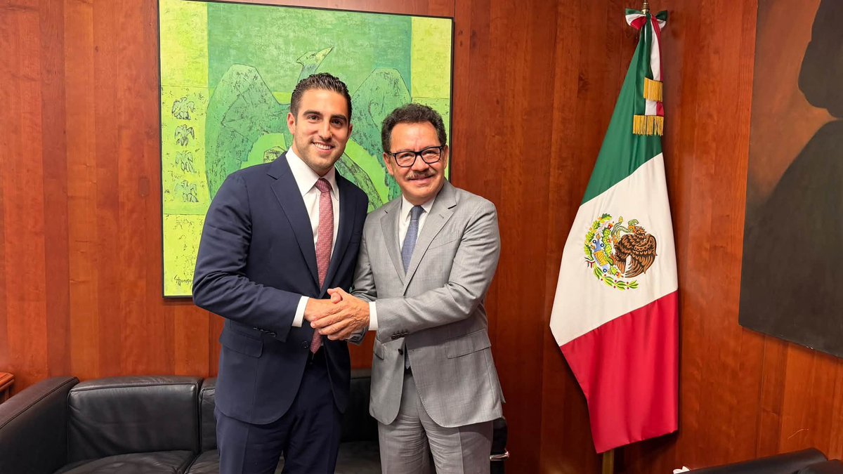 GinoSeguraV's tweet photo. La Coordinación Estatal requiere hoy de todo mi tiempo y compromiso. Estuve en el @senadomexicano para cerrar una etapa muy importante de mi vida y agradecer a quienes me acompañaron en este camino.

Al coordinador @NachoMierV gracias por su respaldo y por ser un gran aliado de Quintana Roo. Y a mi amigo, el senador Paco Carrillo, todo mi reconocimiento: a partir de ahora será él quien dé continuidad al trabajo que comenzamos hace dos años, con la misma responsabilidad y compromiso con nuestro estado.