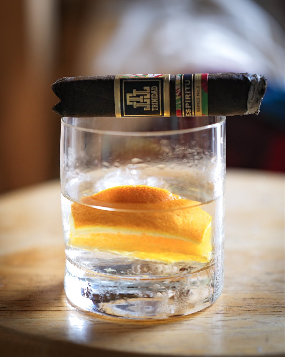 GlennCB's tweet photo. It’s a rainy Trinidad Espiritu and Tequila kind of day #cigars #cigarlife https://t.co/BNQX5FOBrr