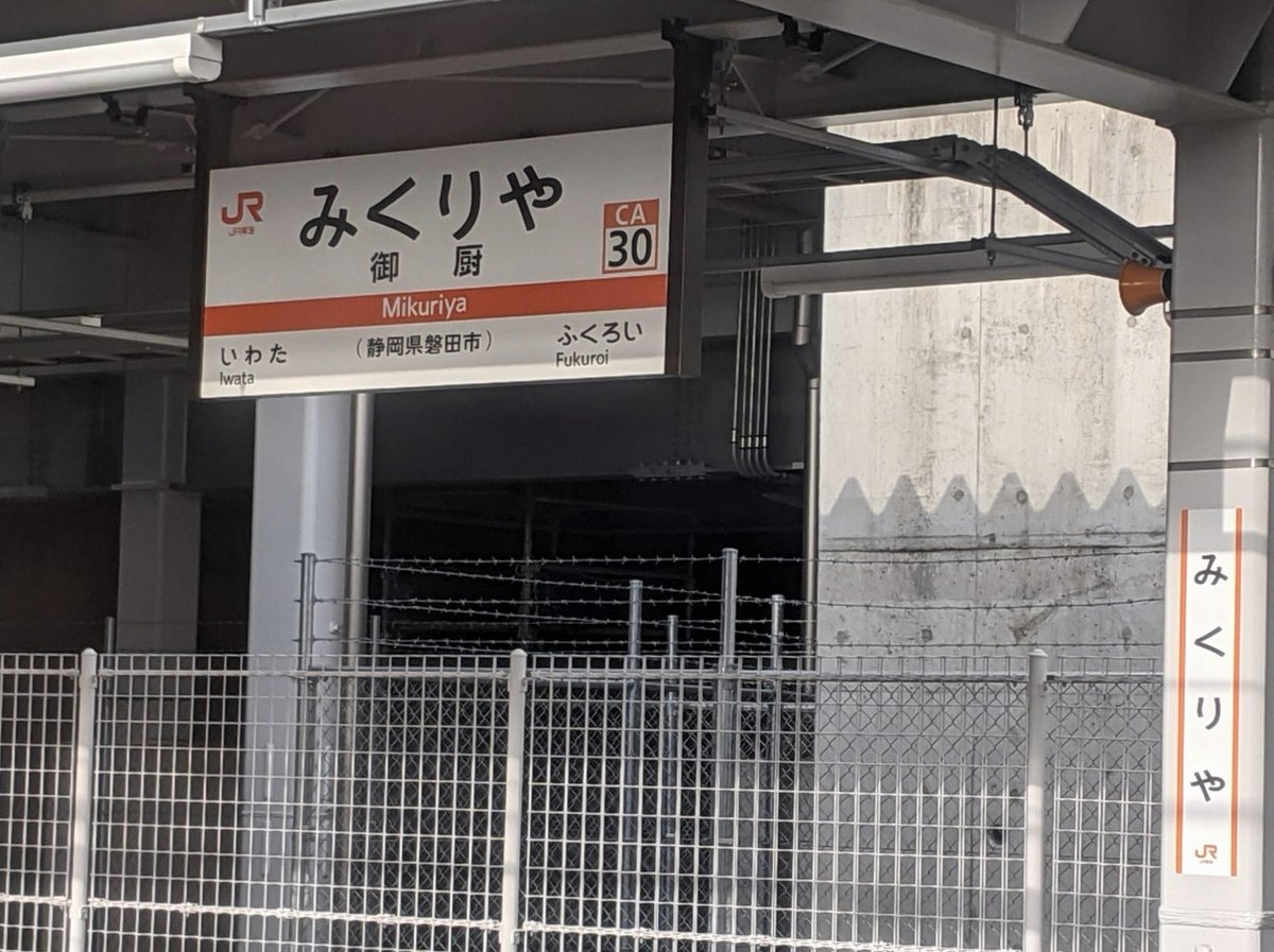 kat__arina's tweet photo. この「オー！ファーザー」の､ 背の高い角刈りの男 役は本当に忘れられなくて､ まず自分がずっと「実写化するならこの役は長江英和さんしか居ない」と思っていた役に長江さんが抜擢されたことが本当に奇跡としか言いようがなくてすごく感動した｡
結局「オー！ファーザー」は4回映画観に行きました😂 https://t.co/gDE9noLteJ